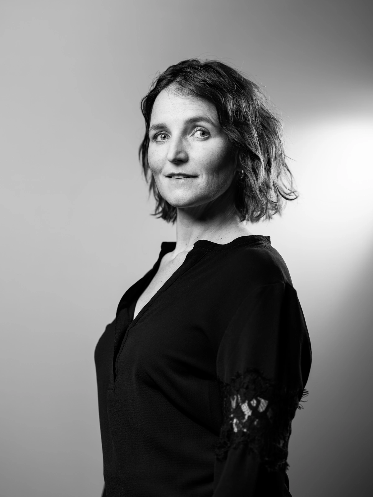 Zwart-witportret van een hulpverlener voor de campagne