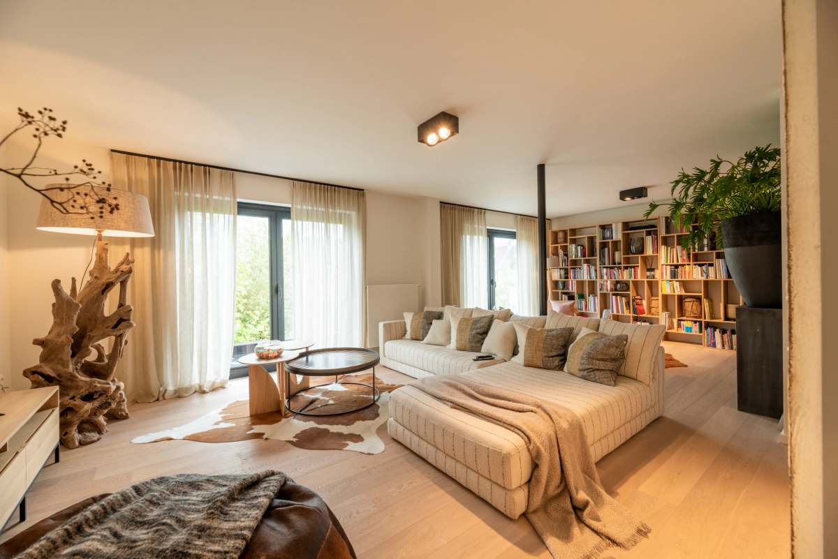 Interieurfotografie van een woonkamer met natuurlijk licht