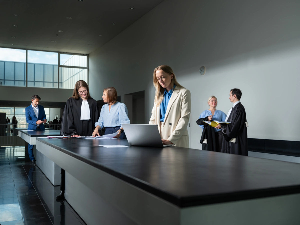 Figuranten in een werksituatie voor de Orde van Vlaamse Balies